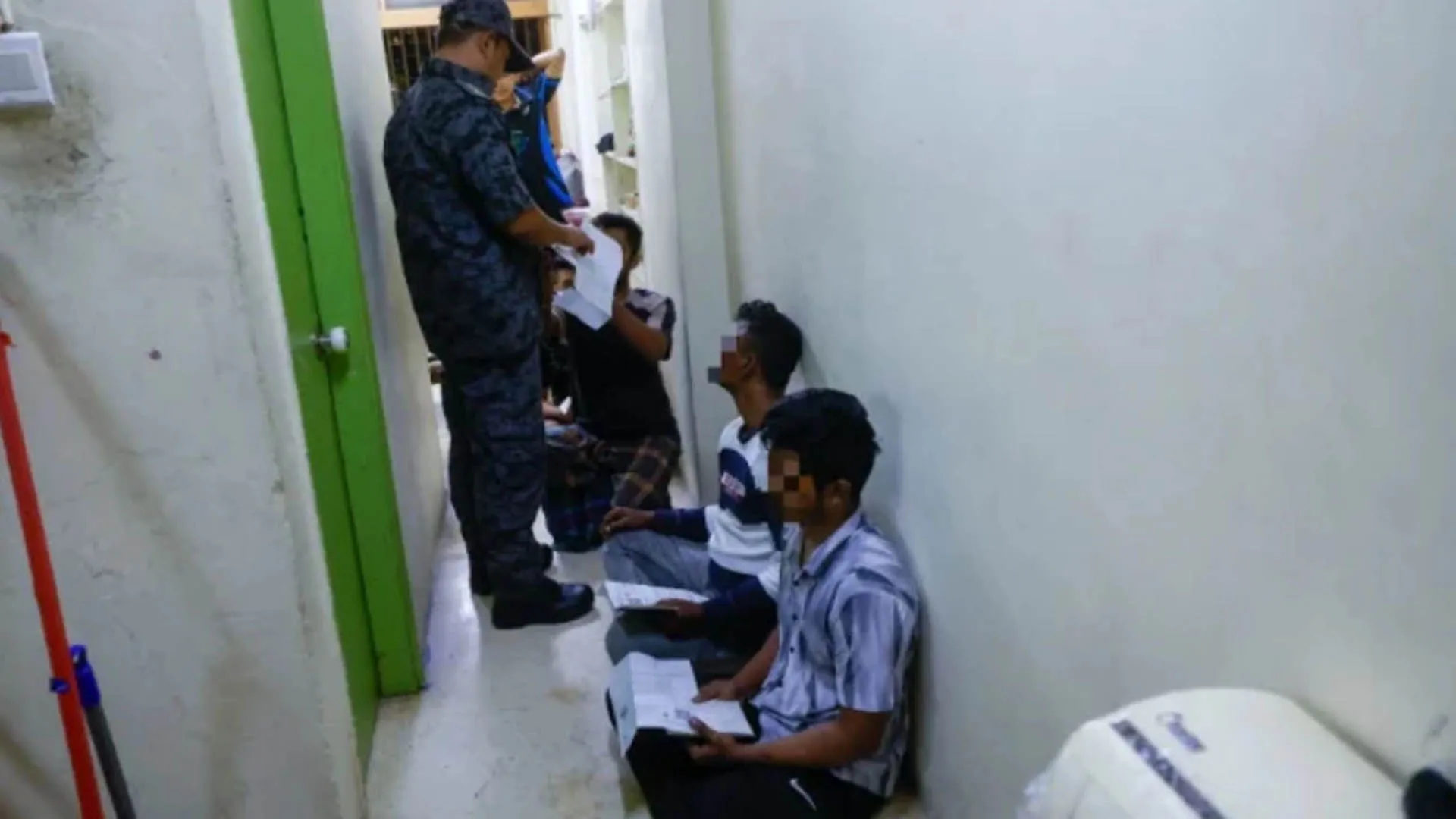 মালয়েশিয়ায় বিশেষ অভিযানে বাংলাদেশিসহ আটক ১৫০